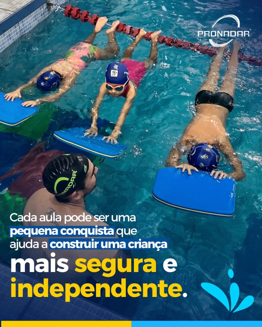 Aula de natação infantil na Pronadar, onde cada conquista na água forma uma criança mais segura e independente
