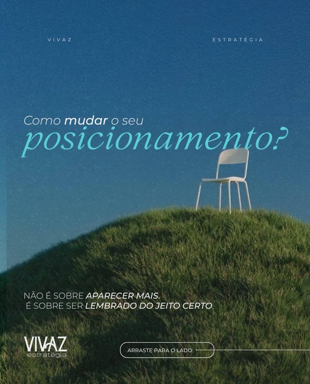 Carrossel da Vivaz Estratégia sobre posicionamento, com cadeira branca no alto de um morro sob céu azul